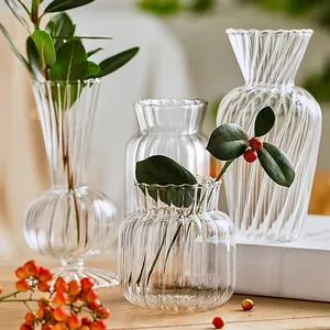 Set aus klaren Vintage Glasvasen mit Rippenmuster für minimalistische Blumendeko