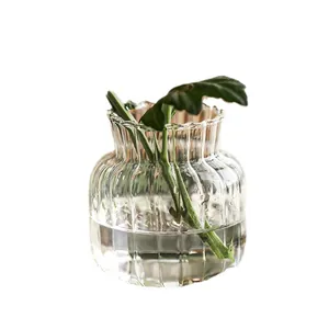 Elegante vintage gerippte transparente Glasvase für minimalistische Blumendekoration
