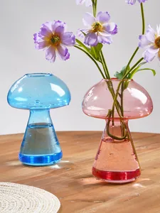 Gros plan détaillé de vases champignons en verre coloré montrant la texture transparente.