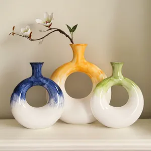 Set di tre moderni vasi a ciambella cavi con smalto sfumato dipinto a mano per arredo