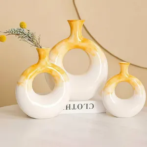 Moderni vasi decorativi a forma di ciambella, bianco e giallo marmorizzato per la casa