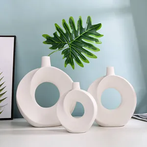 Nordische minimalistische weiße Keramikvasen in Donut-Form für moderne Inneneinrichtung