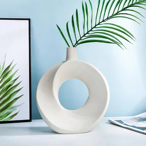 Detailansicht einer minimalistischen weißen runden Keramikvase für moderne Deko