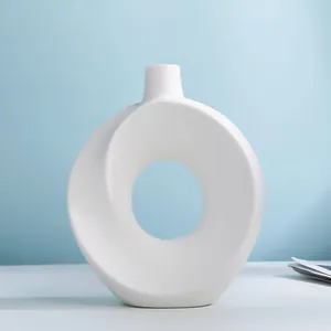 Minimalistische weiße Keramikvase mit kreisförmigem Hohldesign für die Inneneinrichtung