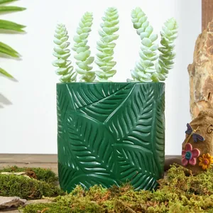 Nordischer grüner Harz-Blumentopf mit Blattrelief und künstlichen Sukkulenten zur Deko.