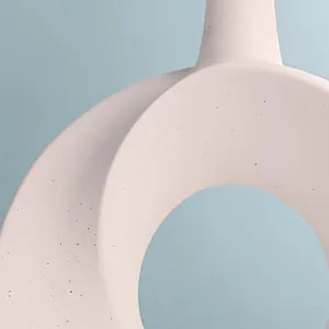 Nahaufnahme einer nordischen Vase mit feiner Sandstruktur und eleganten Kurven