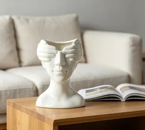 Vase visage humain moderne en céramique blanche avec mains sur les yeux en décor