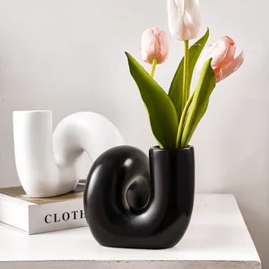 Vases en résine courbés créatifs noir et blanc avec tulipes pour décoration moderne