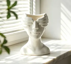 Vase moderne abstrait en résine blanche avec mains sur les yeux sur un rebord