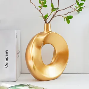 Detail der goldenen runden Donut-Vase im minimalistischen nordischen Design für Deko
