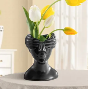 Détail d'un vase en résine nordique abstrait avec visage aux yeux bandés et tulipes