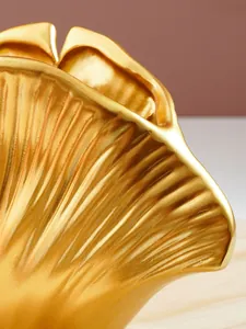 Macro-opname van schelptextuur op gouden harsvaas met elegante geribbelde details