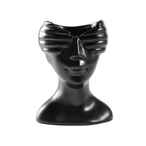 Vase en résine noire abstrait nordique avec sculpture de visage aux yeux bandés