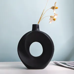 Nahaufnahme der mattschwarzen runden Keramikvase im nordischen minimalistischen Design