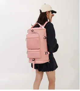 Großer rosa multifunktionaler Reiserucksack für Damen, am Modell in weißem Studio