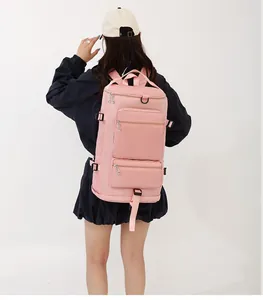 Detailansicht eines großen rosa Reise-Rucksacks, getragen von einem Modell von hinten