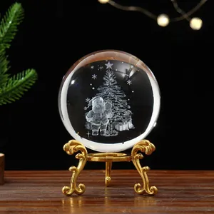 Bola de cristal de Navidad transparente con grabado de Papá Noel y soporte de metal dorado