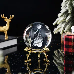 Detalle macro de bola de cristal de Navidad grabada con un muñeco de nieve en soporte dorado