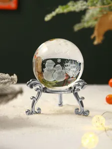 Vista detallada de un muñeco de nieve 3D grabado en una bola de cristal de Navidad