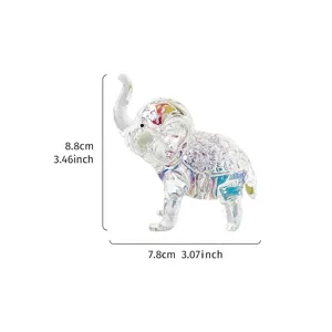 Detailansicht der schillernden Kristall-Elefantenfigur, 8,8 cm hoch und 7,8 cm breit