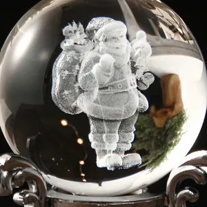 Detalle de Papá Noel grabado con láser 3D en una bola de cristal transparente