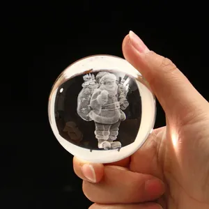 Detalle de la bola de cristal con Papá Noel grabado con láser en 3D