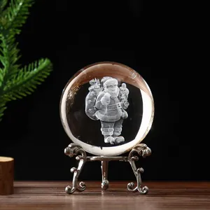 Bola de cristal de Papá Noel grabada en 3D sobre un soporte de metal decorativo