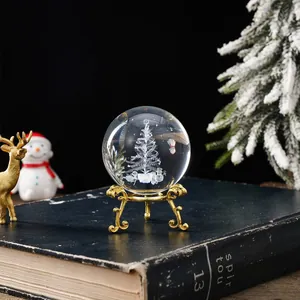 Detalle de bola de cristal transparente con árbol de Navidad grabado con láser 3D