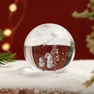 Vista detallada de bola de cristal con grabado láser 3D de muñeco de nieve navideño