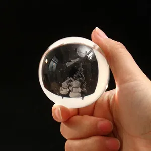 Vista macro de bola de cristal con escena navideña grabada en láser 3D interna