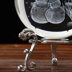 Detalle de bola de cristal con muñeco de nieve grabado en 3D en soporte de metal plata