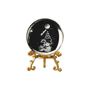 Elegante bola de cristal navideña transparente con muñeco de nieve 3D y base dorada ornamentada