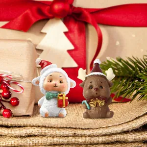 Primer plano de figuras de Navidad de cordero y reno sobre un fondo festivo rústico