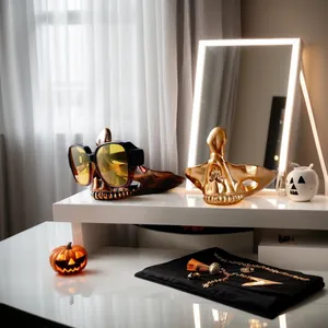 Dettaglio di supporti per occhiali a forma di teschio in resina per decoro Halloween