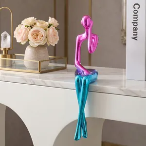 Moderne minimalistische Harzfigur mit lebhaftem pink-blauem Metall-Farbverlauf-Finish