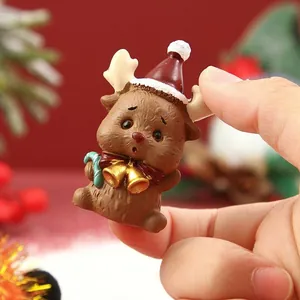 Primer plano de una figura de reno navideño en miniatura sostenida para la escala