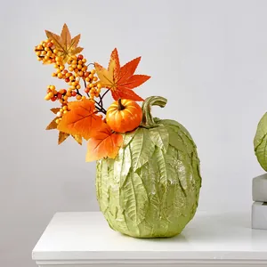 Vue détaillée du vase citrouille de la fête des récoltes avec texture de feuilles