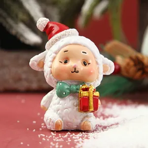 Detalle de una tierna figura de oveja navideña con gorro de Papá Noel y regalo