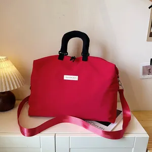 Borsa sportiva rossa di grande capacità per viaggi e fitness con una comoda tracolla