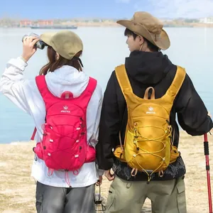 Zaini da trekking leggeri per uomo e donna in colori vivaci per attività all'aria aperta.