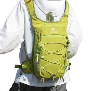 Zaino da trekking all'aperto verde lime leggero con spallacci e corde elastiche.