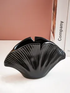 Detailopname van een moderne zwarte harsvaas met schelpontwerp voor stijlvolle huisdecoratie