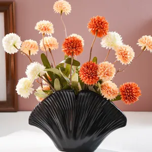 Moderne minimalistische zwarte hars vaas in schelpvorm voor tafeldecoratie