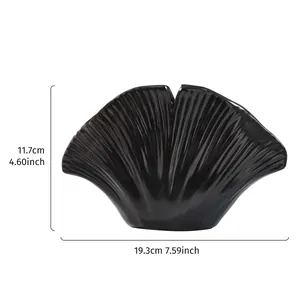 Modern minimalistisch zwart hars vaas in de vorm van een schelp voor tafeldecoratie