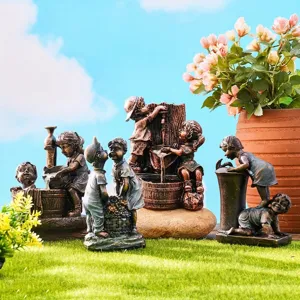 Vista detallada de esculturas decorativas de jardín en resina con niños y niñas