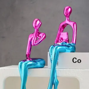 Figurinas humanas abstractas de resina con degradado metálico vibrante en rosa y azul