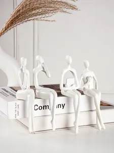 Vue détaillée de quatre figurines humaines abstraites blanches minimalistes pour la décoration