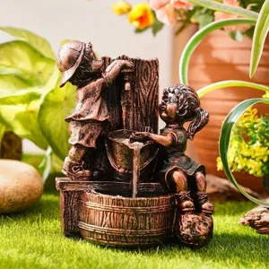 Vista detallada de la escultura de fuente de jardín de resina de niño y niña