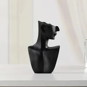 Vista dettagliata di una scultura di viso astratto nero con finitura opaca testurizzata