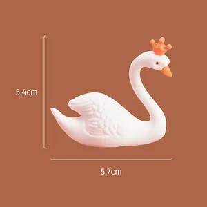Charmante figurine de cygne blanc avec couronne orange en caoutchouc souple pour déco